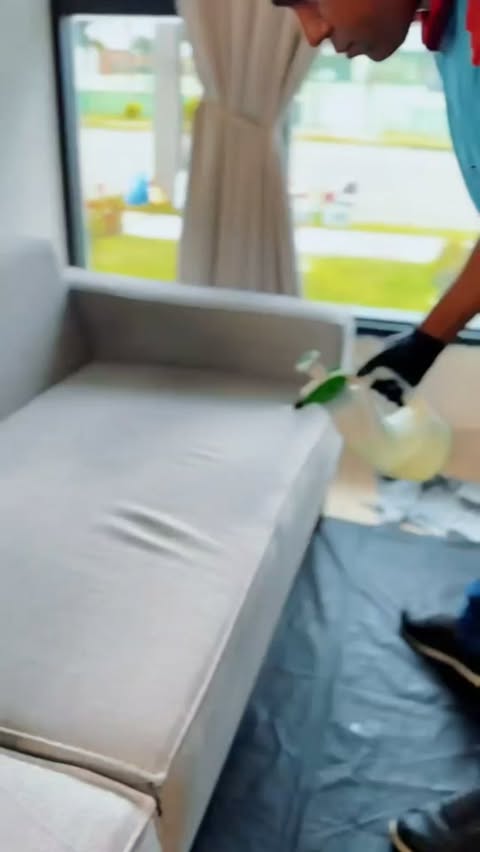 Vídeo mostrando a higienização profissional de um sofá com tratamento de limpeza profunda.